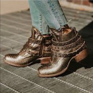 🎉Host Pick🎉 RARE  freebird by Steven freebird truth studded short ankle boots